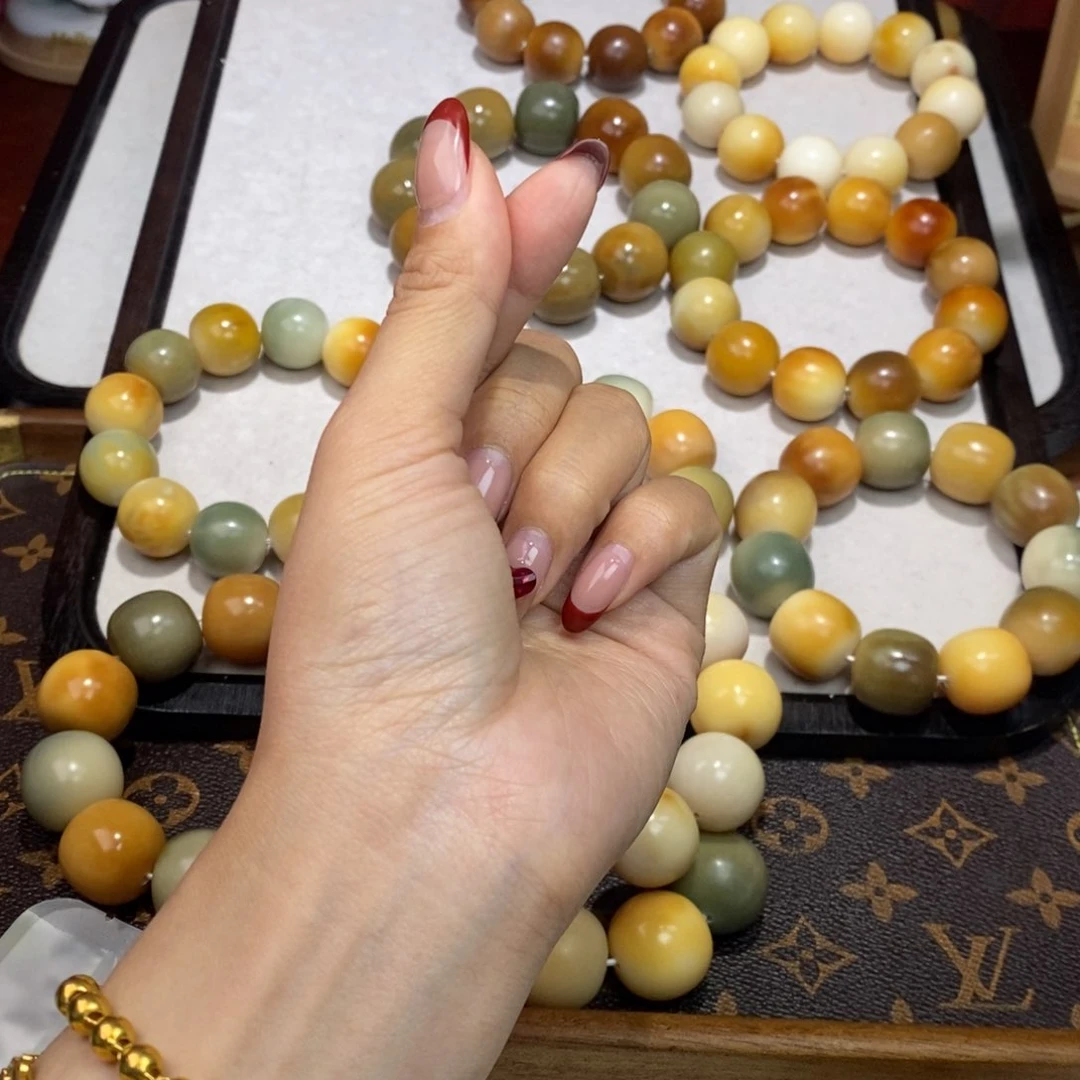 白玉菩提吊坠?****?一个白色线