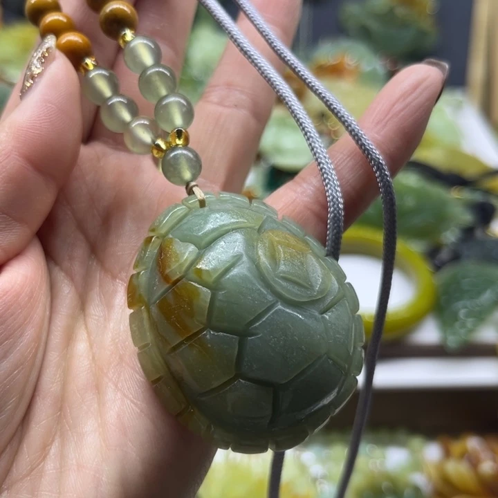 蛇纹石玉未镶嵌颈饰