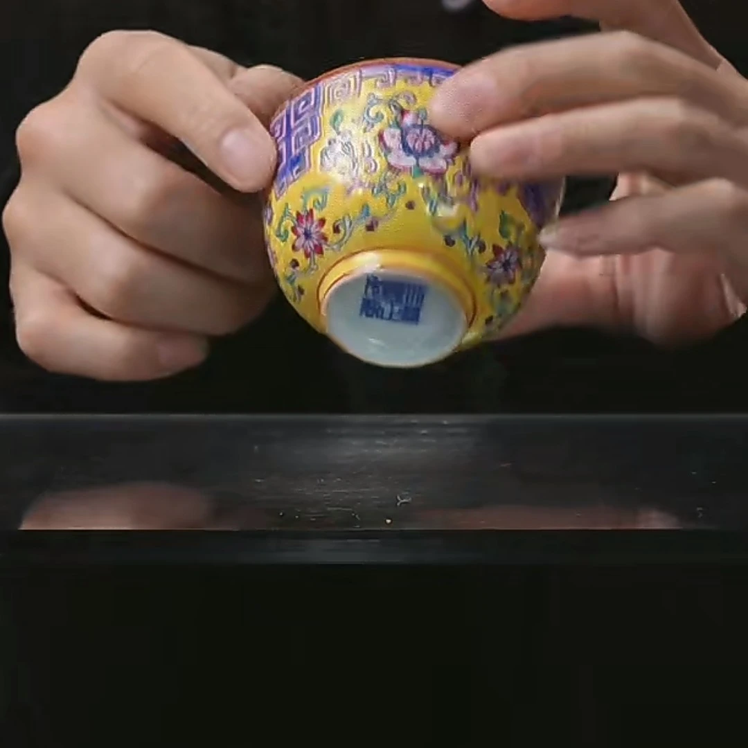 X黄地缠枝花卉纹杯