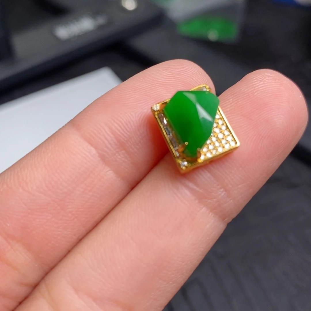 翡翠18K金镶嵌颈饰阳绿小方糖