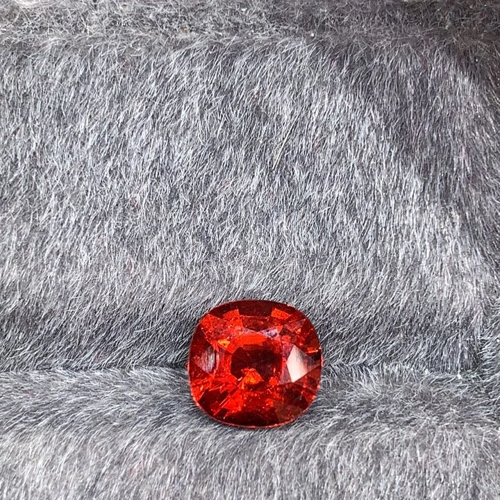 未镶嵌裸石石榴石2.535克拉