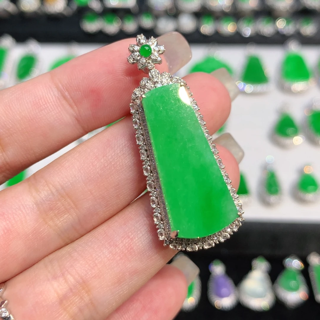 颈饰18K金镶嵌翡翠吊坠