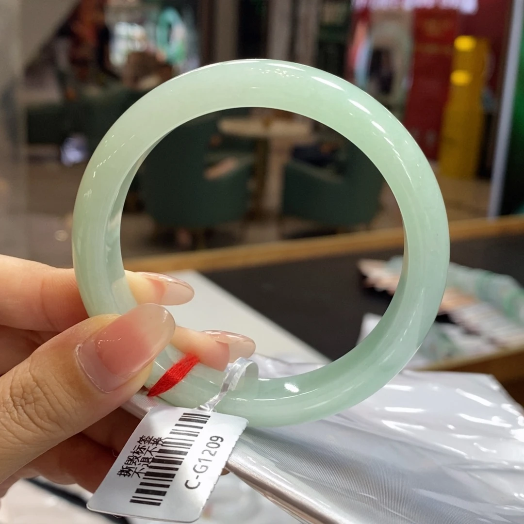 翡翠手镯未镶嵌翡翠