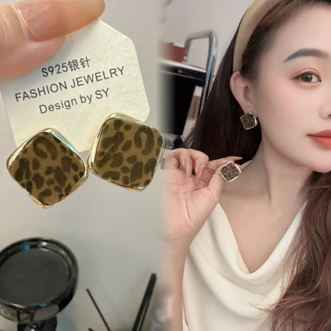 铜合金耳饰 【来豹富】秋冬豹纹植绒不规则几何轻奢高级耳饰 S36