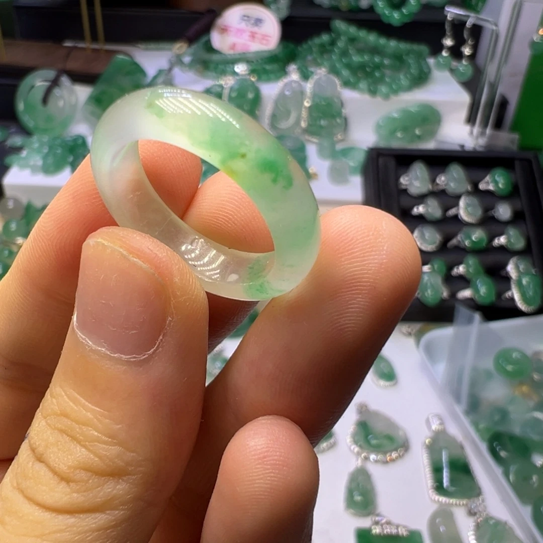 石英质玉（非洲翠）未镶嵌颈饰