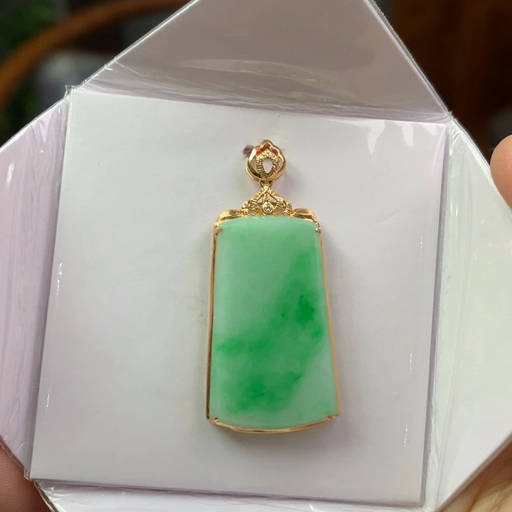 翡翠18K金镶嵌颈饰翡翠吊坠