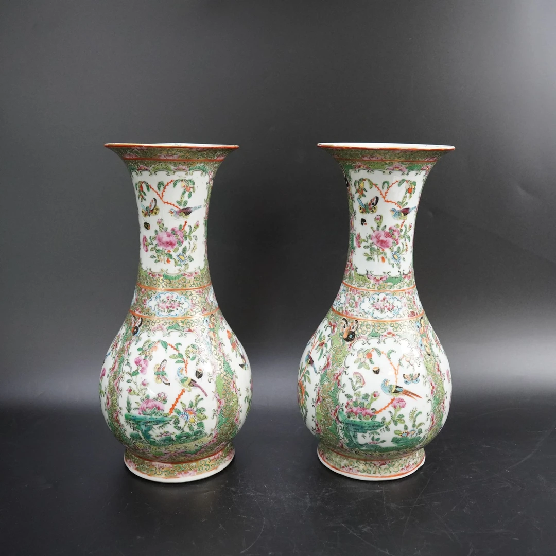 Lot.25080111清同治广彩开窗花鸟纹赏瓶（两只） 高：约30.2cm