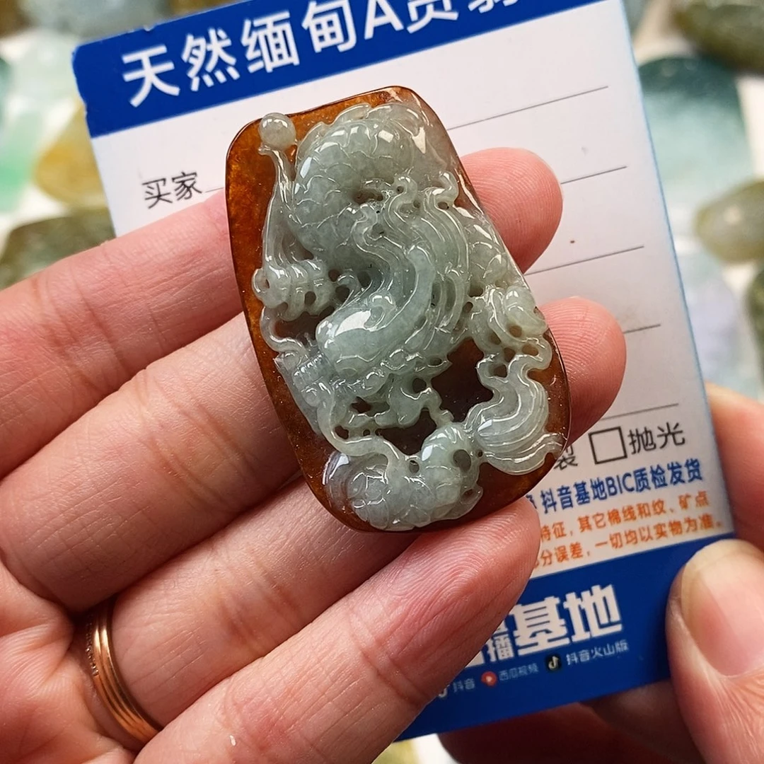 翡翠未镶嵌颈饰龙