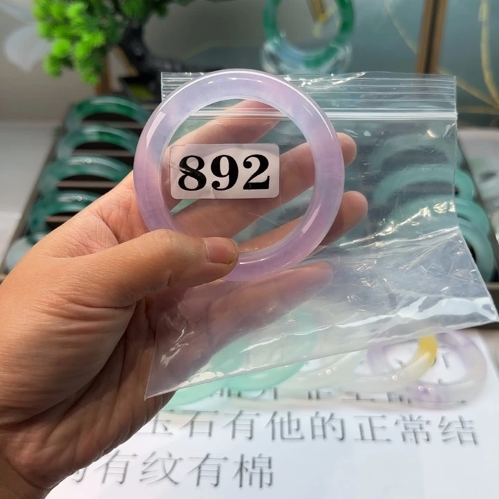 玉L****.时尚飘花手镯892