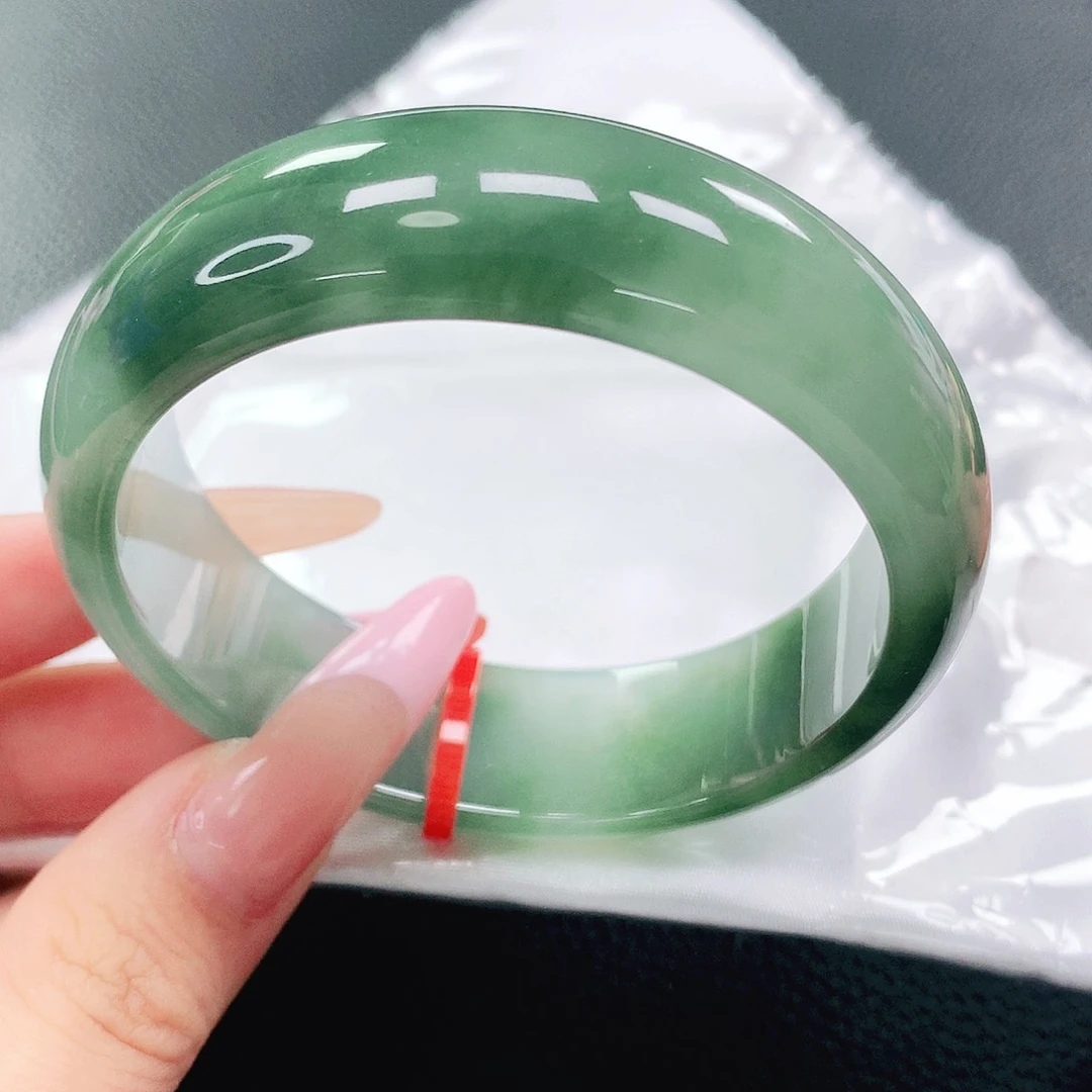 翡翠手镯未镶嵌56圈