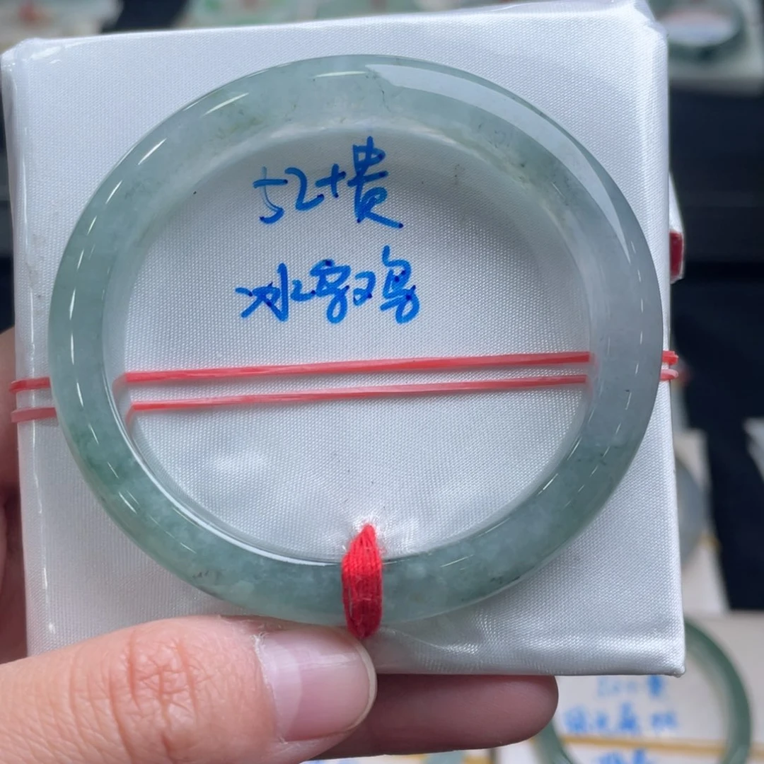 翡翠手镯未镶嵌翡翠手镯