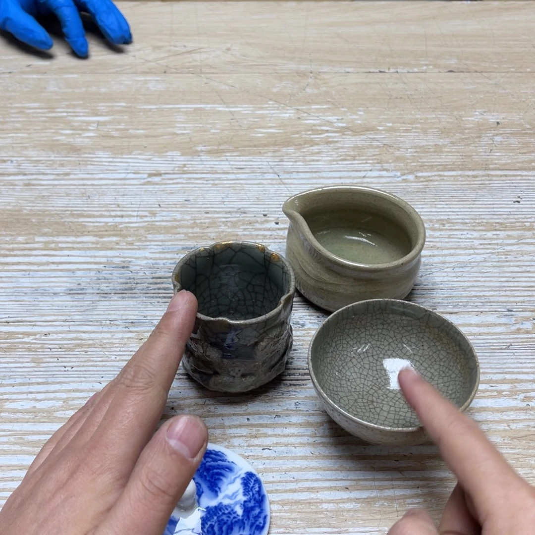 瓷片初**节密密麻麻地排列着一个大