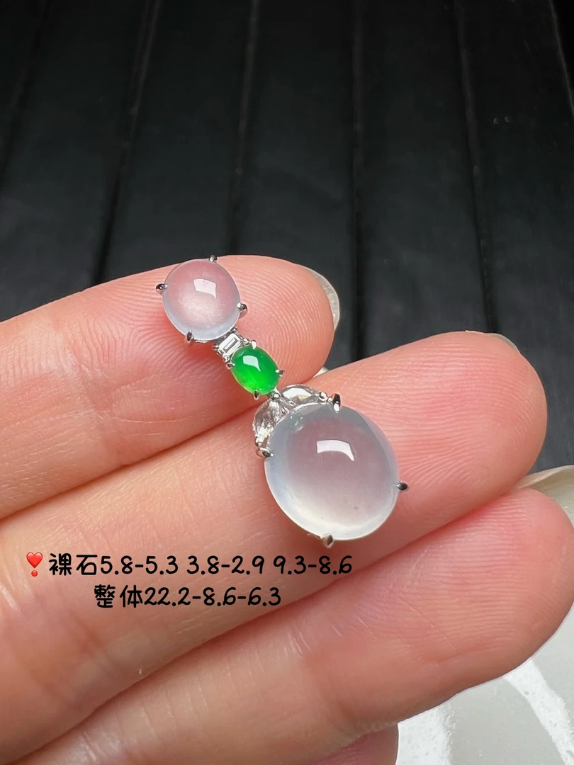 18k金钻石镶嵌高冰种起光阳绿翡翠蛋面设计款吊坠
