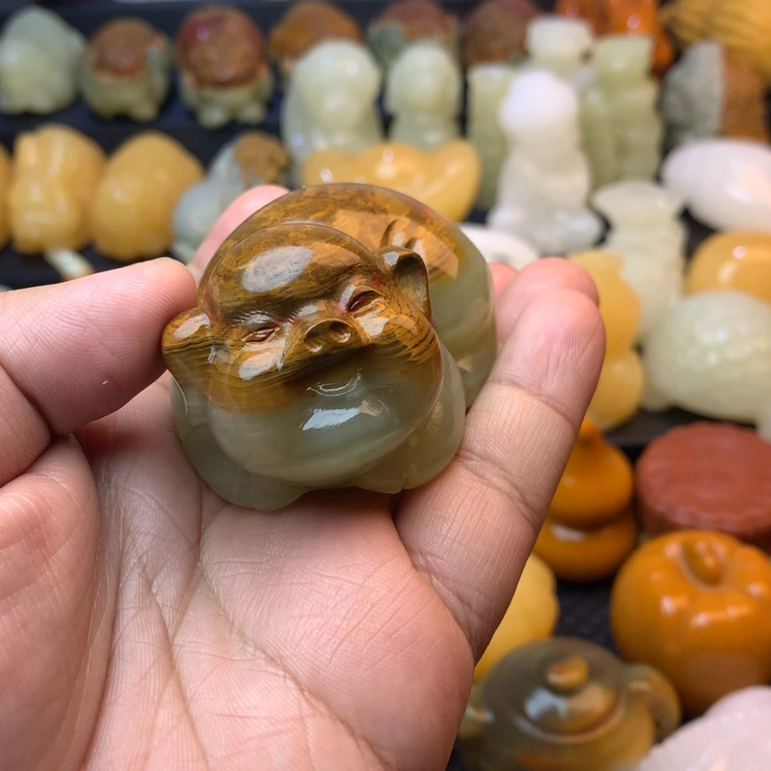 启***2五彩石手把件黄皮猪