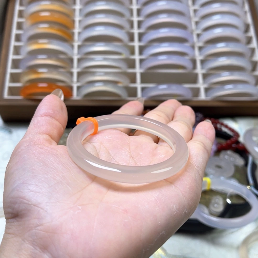 辉****玛瑙/玉髓手镯未镶嵌