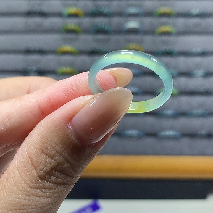 翡翠未镶嵌戒圈    a2448