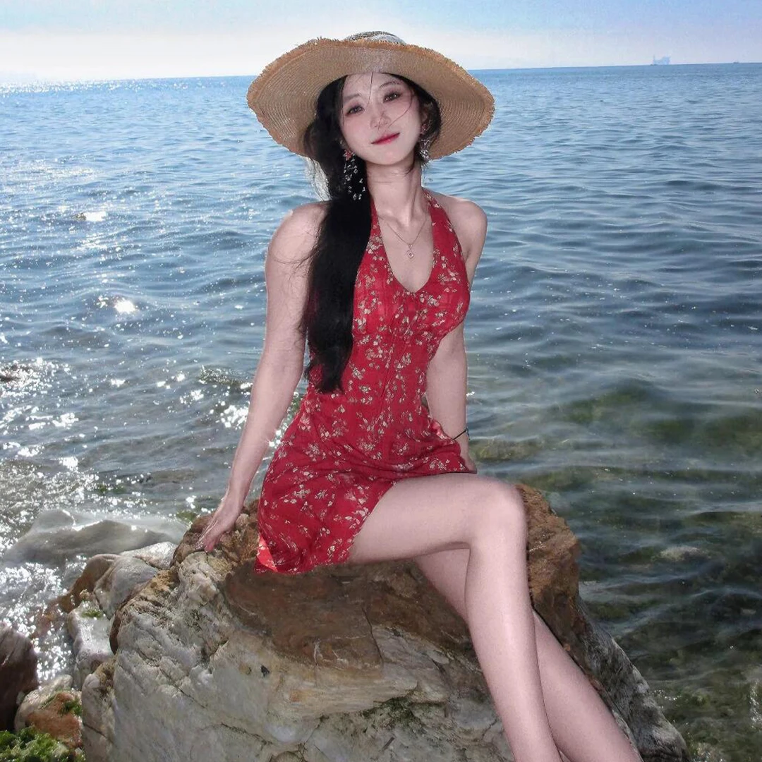 法式无袖挂脖红色碎花露背连衣裙子女夏季新款海边度假风纯欲短裙