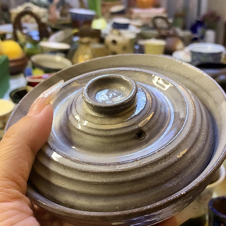 器物的色彩搭配起来很漂亮