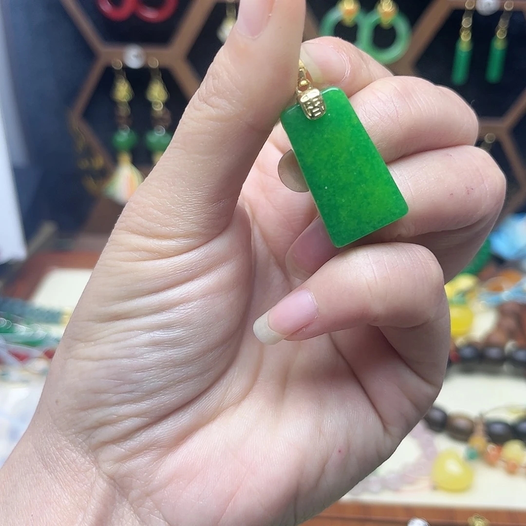 翡翠未镶嵌耳饰无事牌