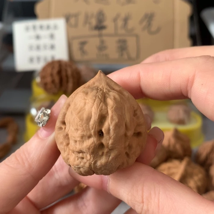 喵***喵吊坠文玩核桃异形导致，有瑕疵