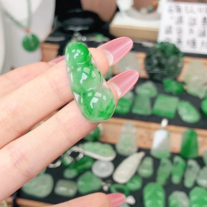 石英质玉（非洲翠）未镶嵌颈饰
