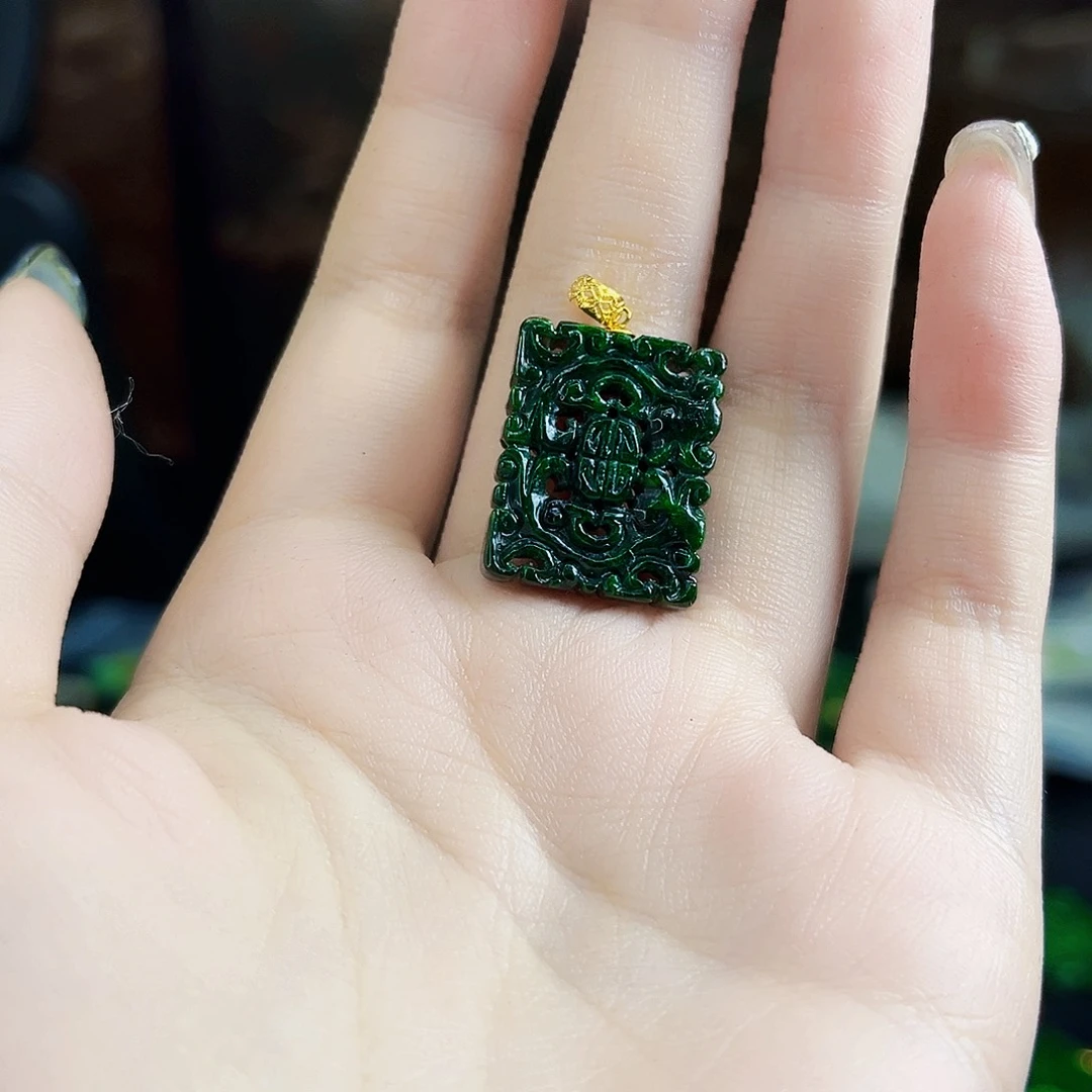 颈饰18K金镶嵌翡翠多样性