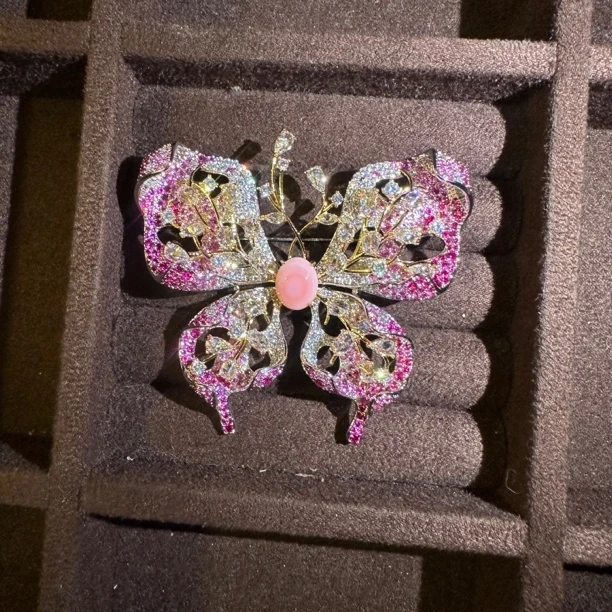 A4137渐变玫红海螺蝴蝶胸针