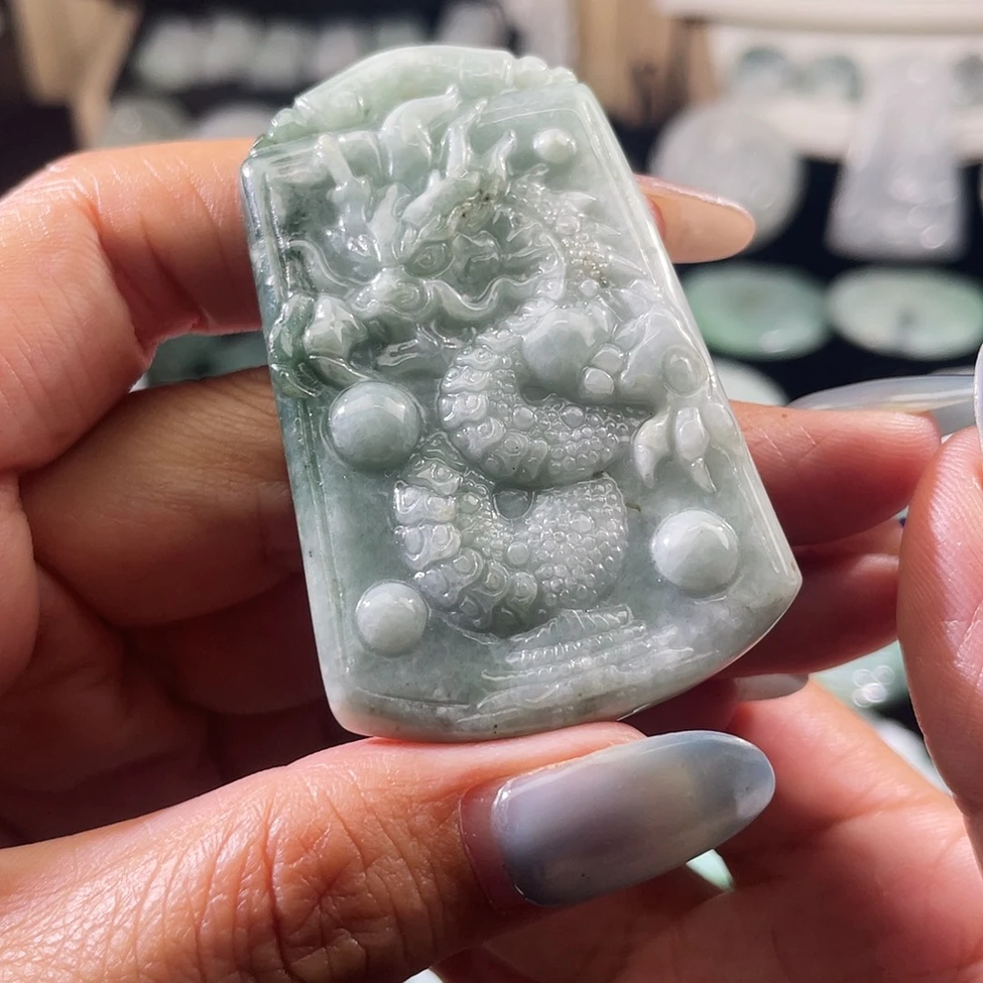 翡翠未镶嵌颈饰龙牌