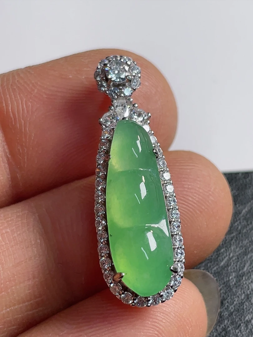 （缅料翡翠A货）925银镶嵌冰种起光木那甜绿福豆吊坠32.2-10.3-10.5