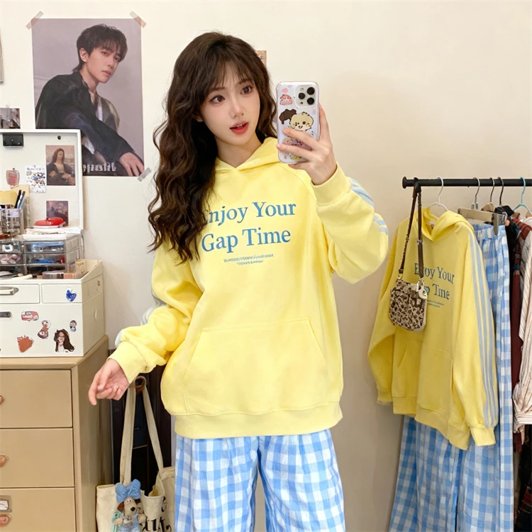 黄色简约字母印花侧边三杠条纹长袖卫衣衫女休闲风宽松连帽上衣潮