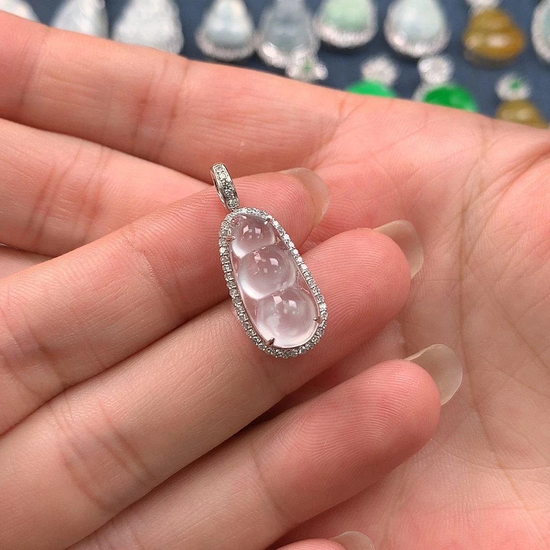 翡翠18K金镶嵌颈饰葫芦