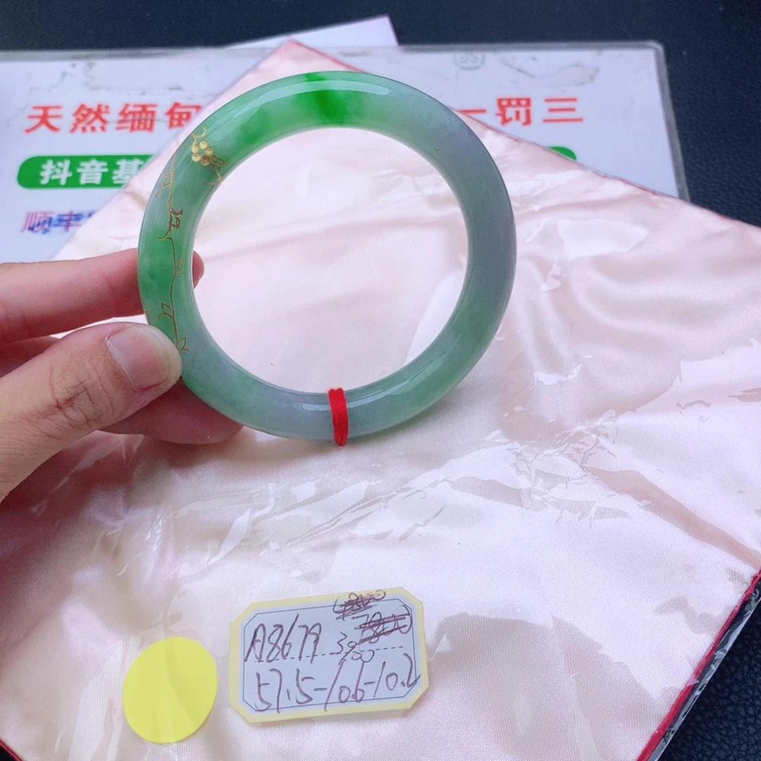 翡翠手镯未镶嵌翡翠