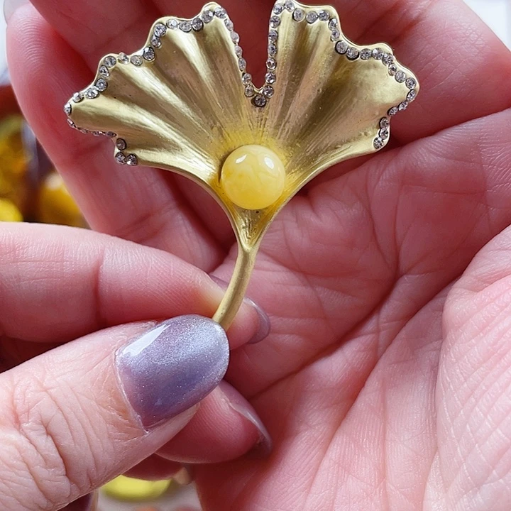 琥珀未镶嵌裸石胸针