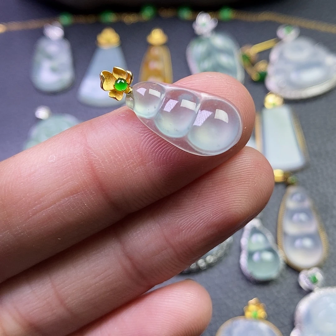 颈饰18K金镶嵌翡翠