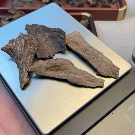 沉香摆件海南沉水包头2.2克