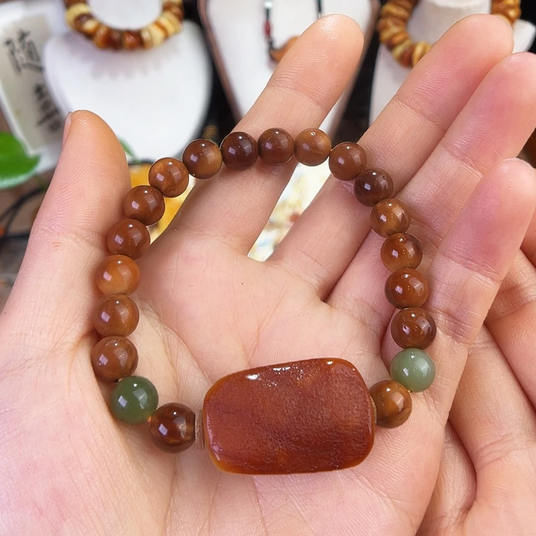 琥珀珠宝奇石未镶嵌。