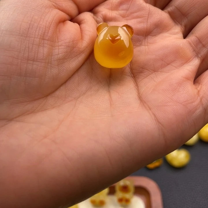 琥珀未镶嵌颈饰如