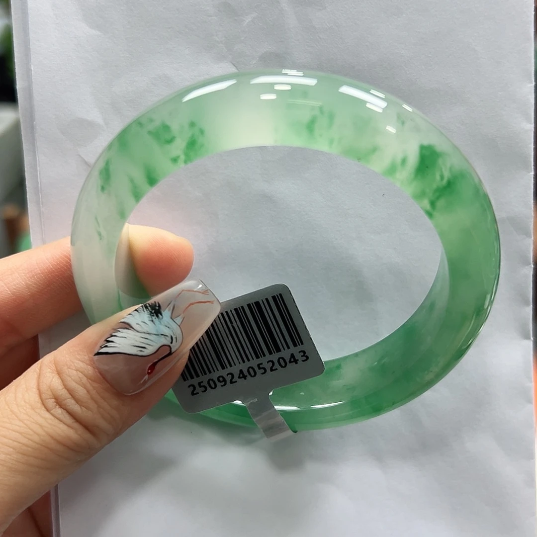 尚***善石英质玉（非洲翠）未镶嵌手镯