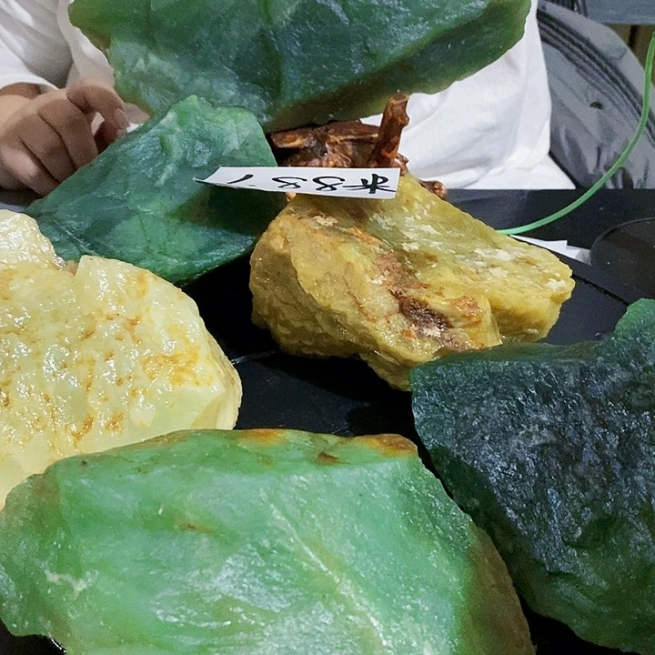 蛇纹石玉原石未镶嵌