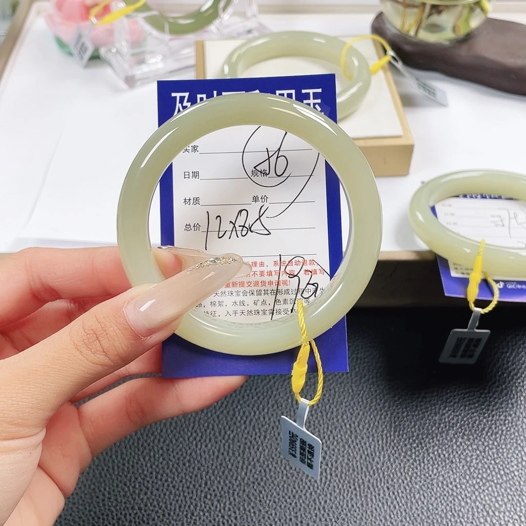 和田玉未镶嵌手镯