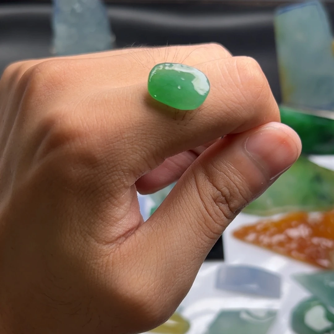 G***u定制翡翠未镶嵌冰阳绿果绿色戒面料17-12-4.8