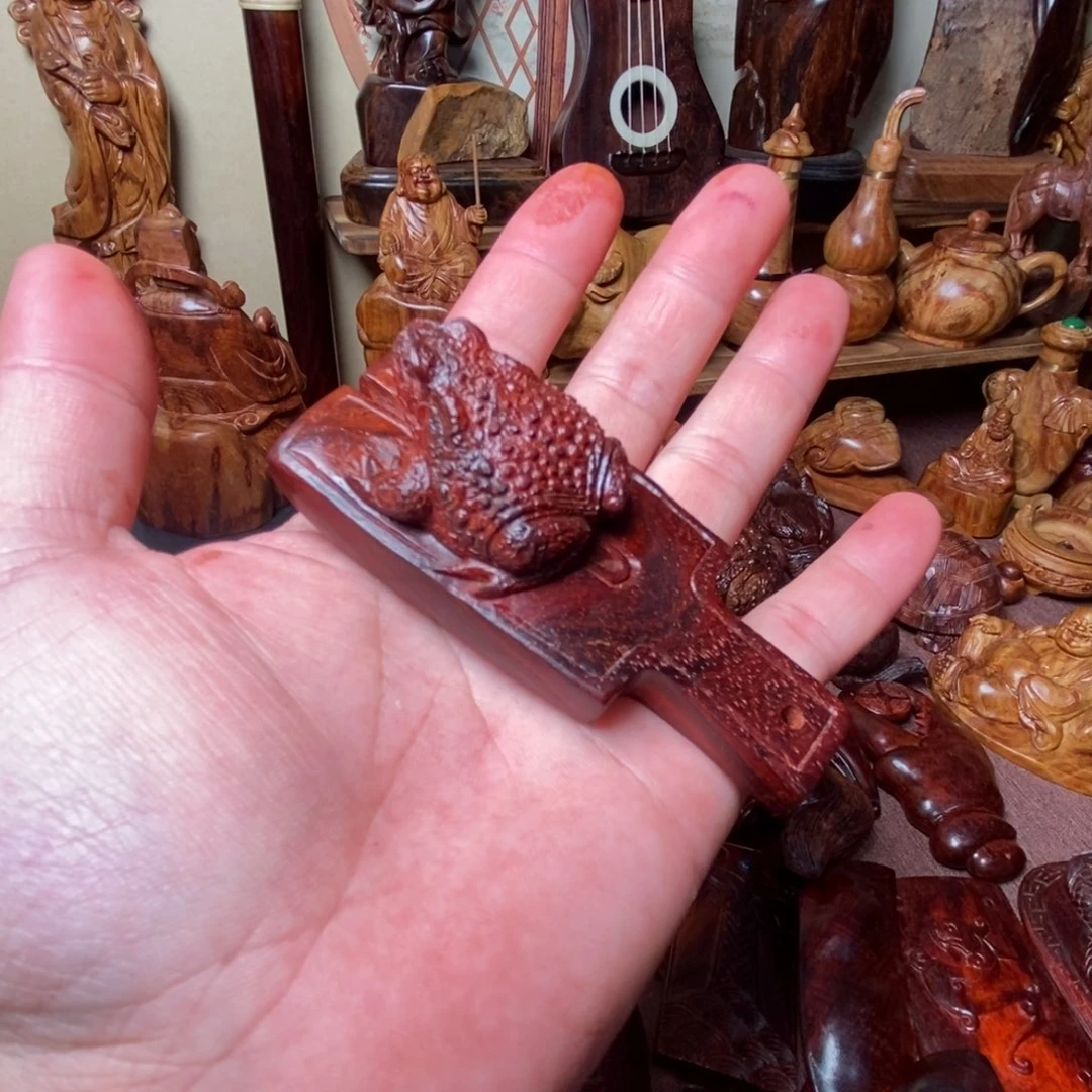 小叶紫檀印度小叶紫檀布币金蟾手把件