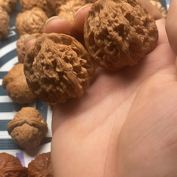 文玩核桃吊坠虎头