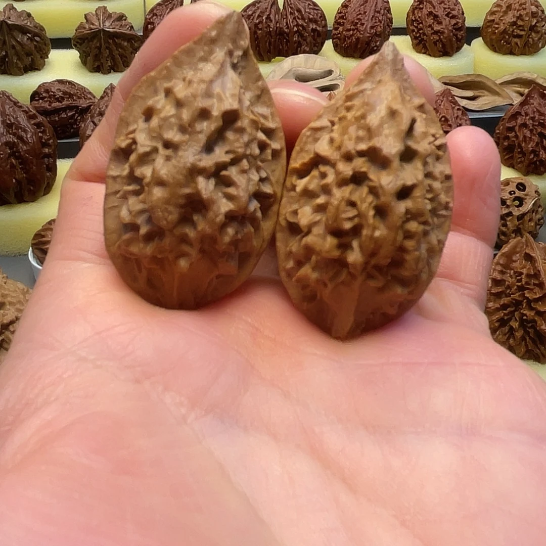 猴头核桃吊坠绣花鞋