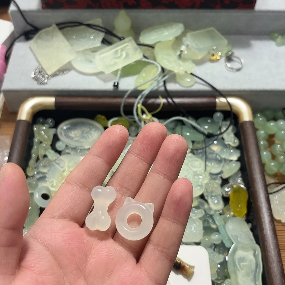 水***鱼蛇纹石玉未镶嵌颈饰