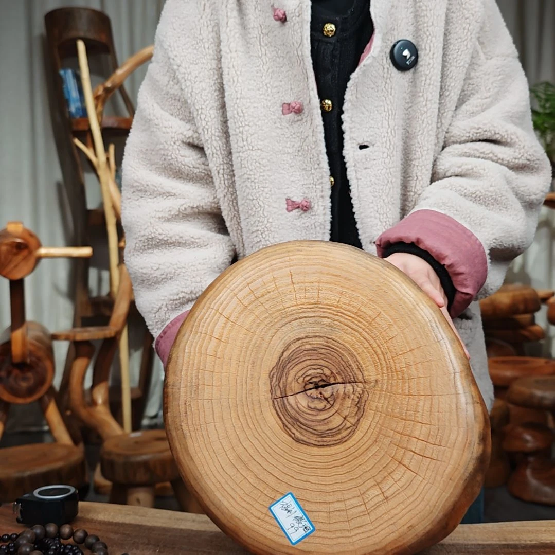 木（非红木类）香樟木三角凳微瑕