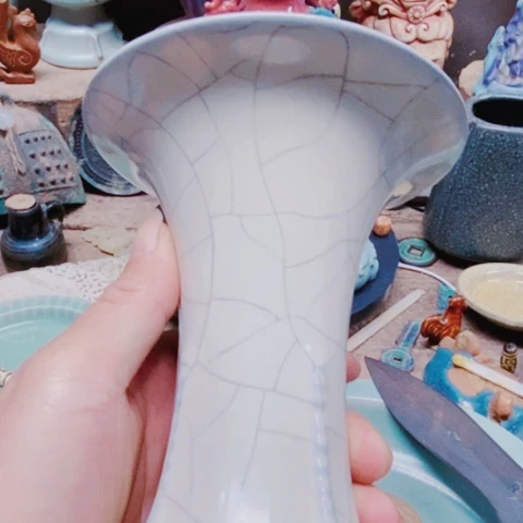 摆件瓷器及其他瓷器中都具有特殊装饰
