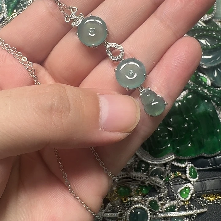 翡翠未镶嵌颈饰天然A货翡翠放漏