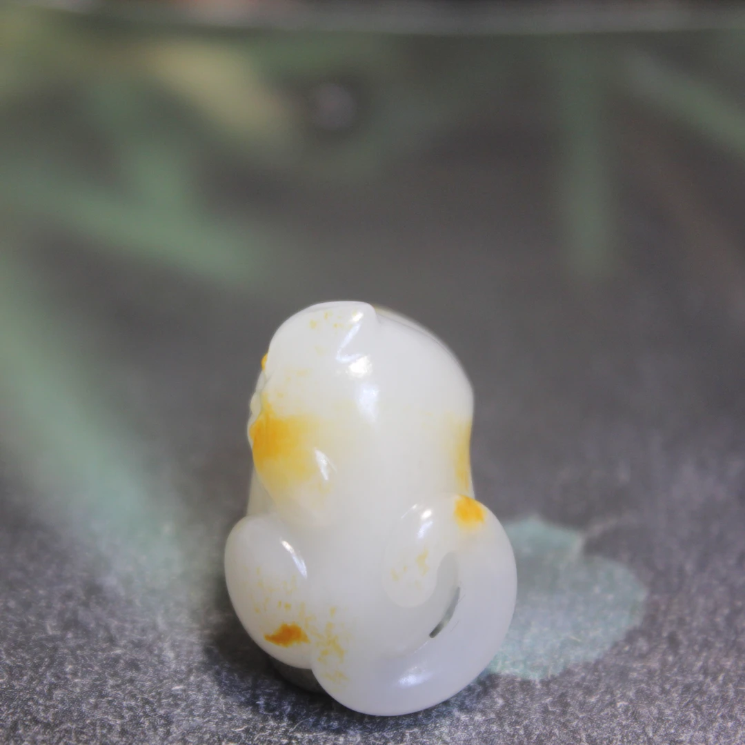 新疆和田玉 招财猫 多处留有洒金皮毛孔 一级白油润老熟 重6.5克
