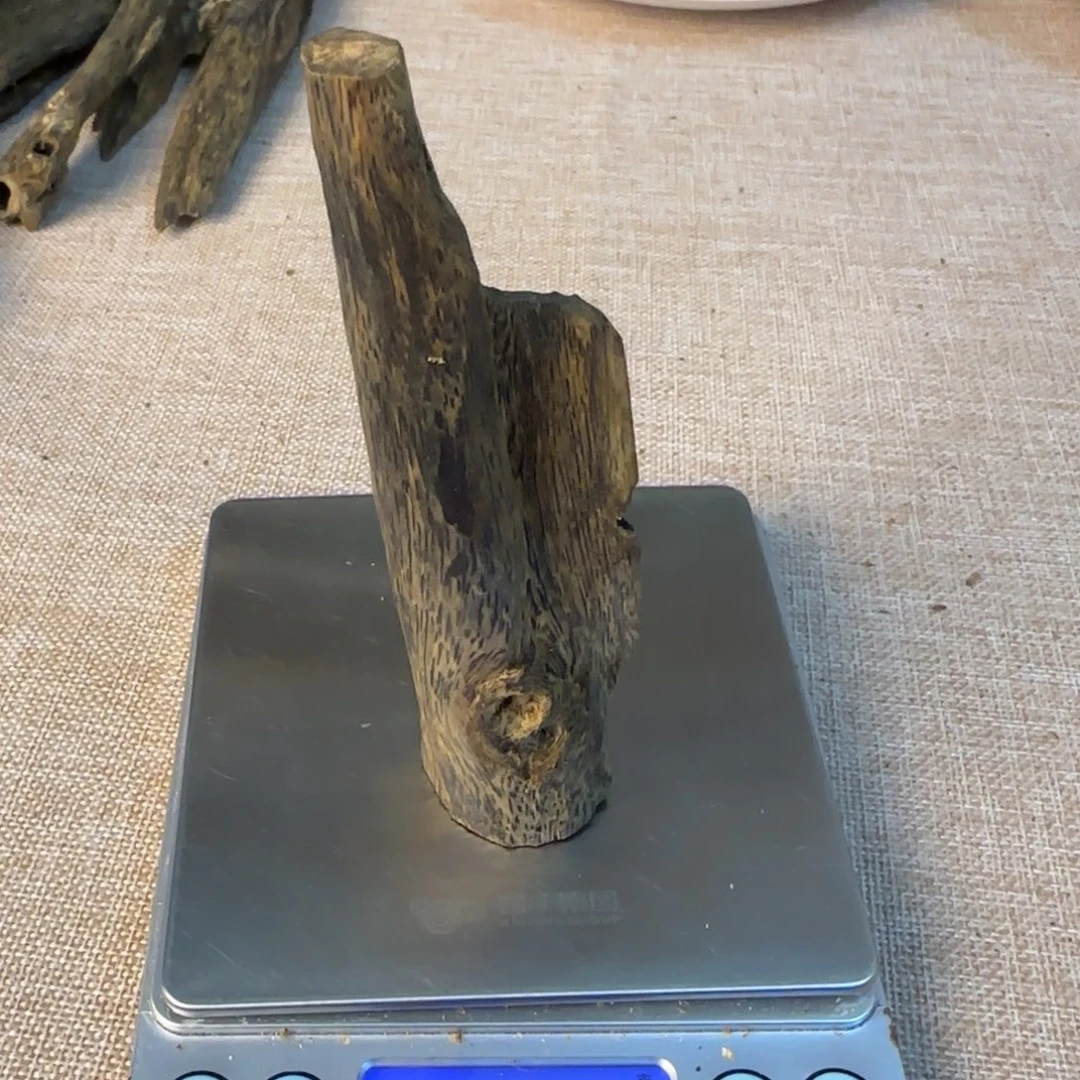 沉香沉香碎屑绿棋楠沉香蓝宝石虫漏27克